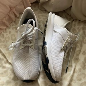 WHITE NEW BALANCE SHOES